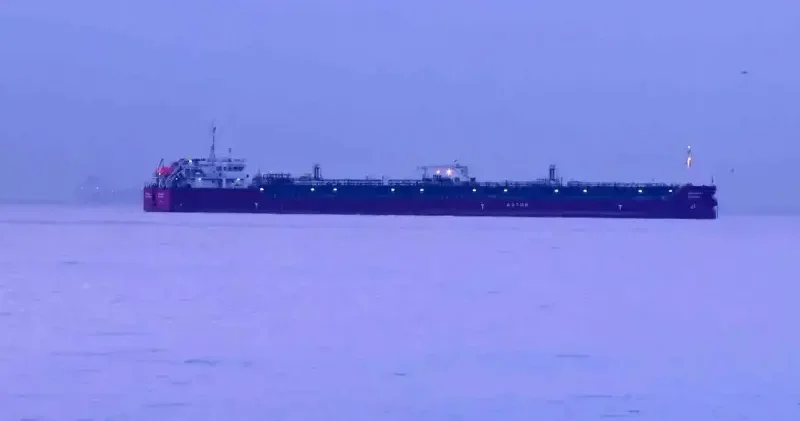 Zehirlenme yaşanan tanker gemisi günün ilk ışıklarıyla görüntülendi İstanbul Haberleri