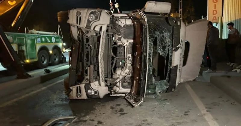 Eyüpsultan’da kamyon devrildi: Faciadan dönüldü