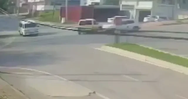 Samsun da 3 aracın karıştığı trafik kazası güvenlik kamerasında VİDEO İZLE