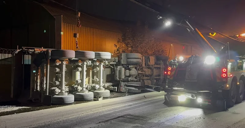 Eyüpsultan da hafriyat kamyonu devrildi: Sürücü ölümden döndü Sözcü Gazetesi