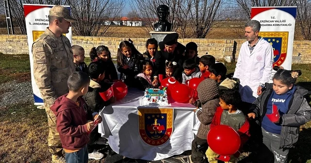 Jandarma ekiplerinden öğrencilere Çocuk Hakları Günü sürprizi Erzincan Haberleri