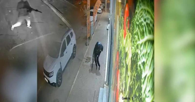 Şehir eşkıyaları kentin göbeğinde terör estirdi: Çevredekilere aldırış etmeden pompalılarla çatıştılar! O anlar kamerada