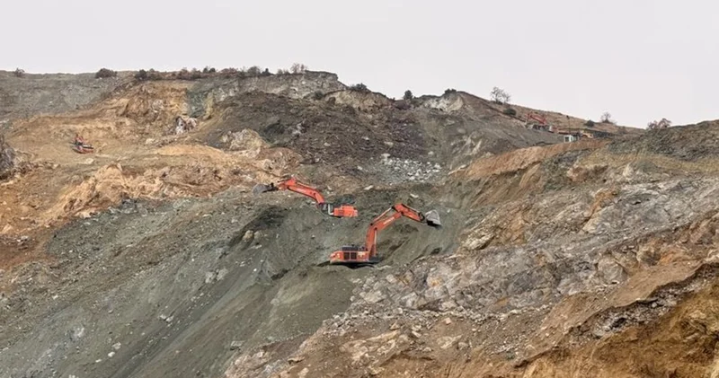 Ayağı kaydı, heyelanlı bölgeye düştü! Şantiye müdürü 3 gündür aranıyor! Son dakika haberleri