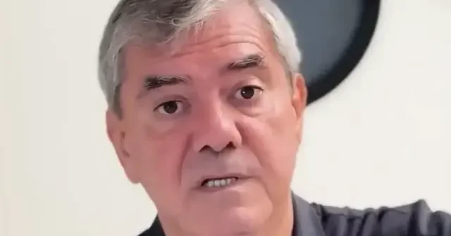 Yılmaz Özdil kameralar önünde ‘boş klasör’ şovu yapan Ali Mahir Başarır’ı topa tuttu: Duruşmalarda avukatlar klasörleri mi atacak? VİDEO İZLE