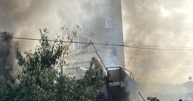 Depoda çıkan yangını kovayla su döküp söndürmeye çalıştı Samsun Haberleri