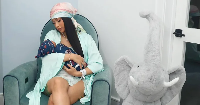 Cardi B dördüncü çocuğunun ilk fotoğrafını paylaştı