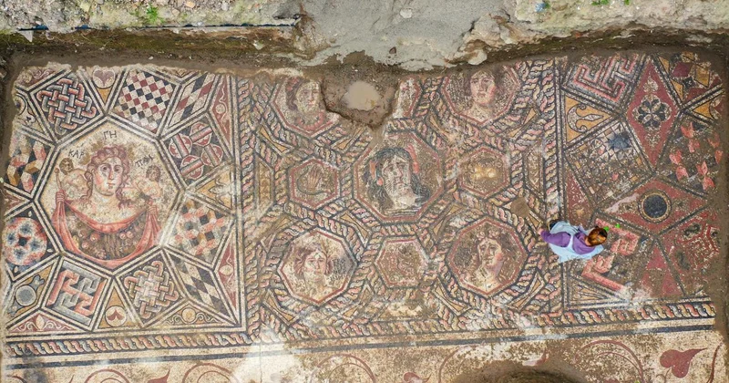 İznik te, 3. yüzyıla ait taban mozaiği gün yüzüne çıkarılıyor