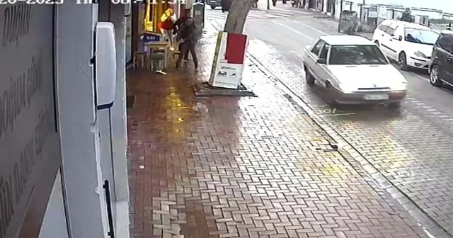 Dükkanının önünde silahlı saldırıya uğrayan esnaf yaralandı Balıkesir Haberleri