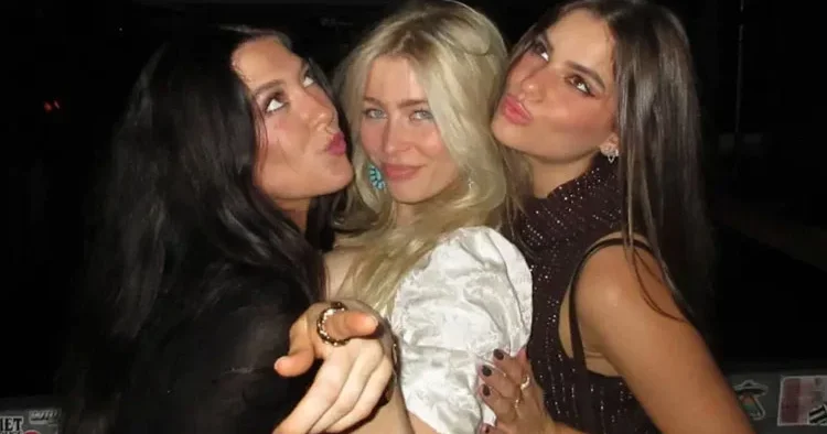 Keşke biraz annene benzeseydin... O giyinmeyi de poz vermeyi de iyi bilirdi!