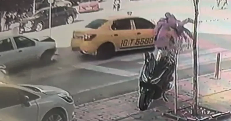 Yaya geçidinde anne ve bebeğe otomobil böyle çarptı