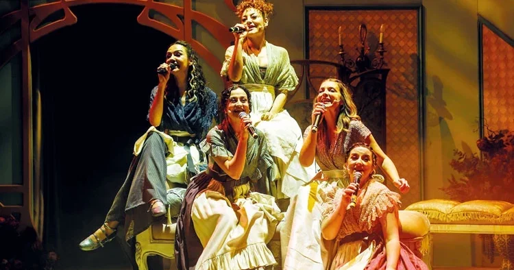 Yarın akşam sahnede