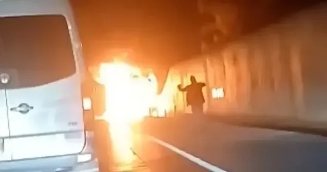 İstanbul’da seyir halinde alev alan İETT otobüsü küle döndü VİDEO İZLE