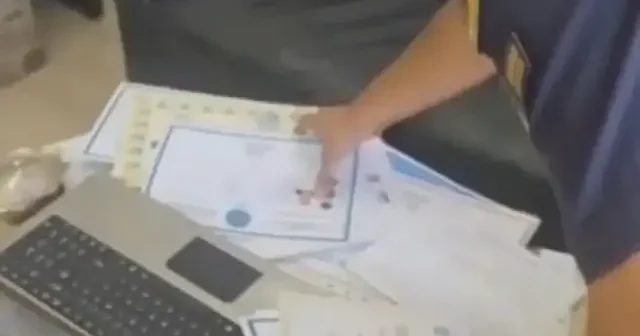 Sahte belge çetesine nokta operasyon: Evden çıkanlar izleyenleri şok etti VİDEO İZLE