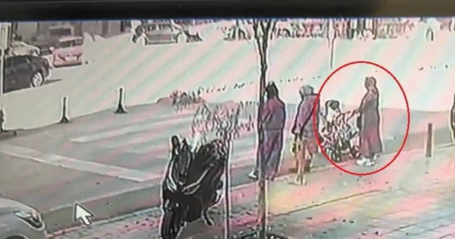 Yaya geçidinde dururken otomobilin arkasından vurduğu taksi, anne ile bebeğine çarptı Bursa Haberleri