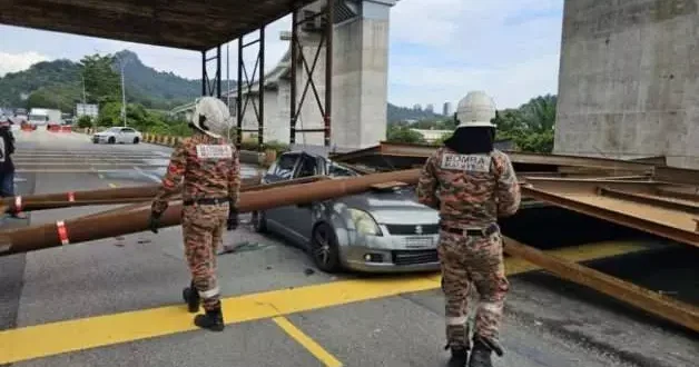 Malezya da feci kaza: Tonlarca ağırlıktaki metal kirişlerin altında kaldı