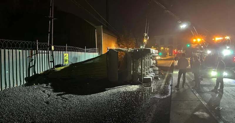 Eyüpsultan da mıcır yüklü hafriyat kamyonu devrildi, şoför yaralandı