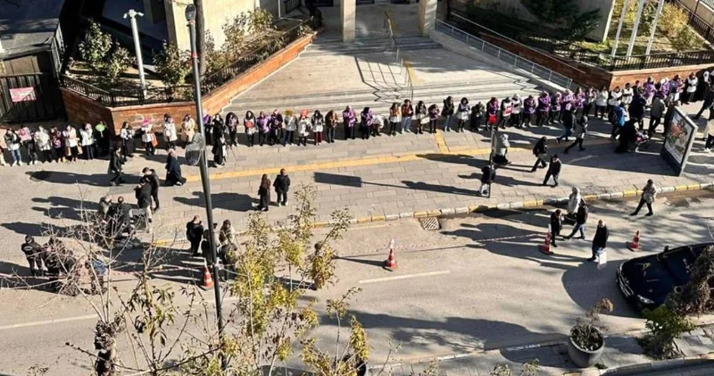 Van da kadın cinayetlerine karşı insan zinciri