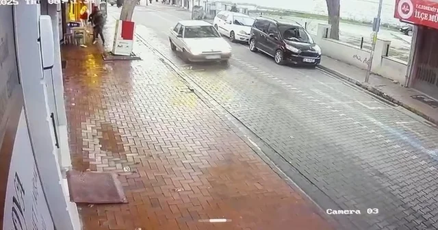 Edremit te esnafa silahlı saldırı anı kamerada Balıkesir Haberleri