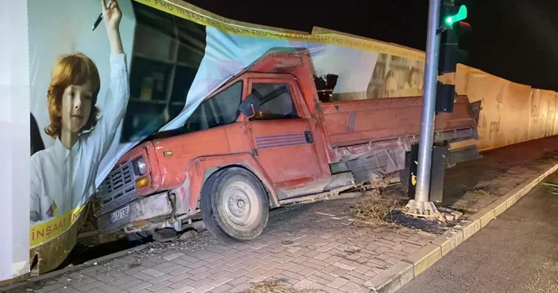 Freni patlayan kamyon önce otomobile ardından inşaat bariyerine çarptı: 2 yaralı