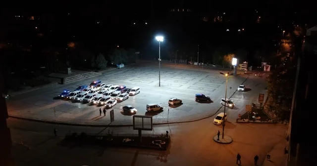 Polis ve jandarmadan eş zamanlı şafak operasyonu: Çok sayıda firari hükümlü yakandı Firari hükümlü baza içinde saklanırken yakalandı Kırıkkale Haberleri