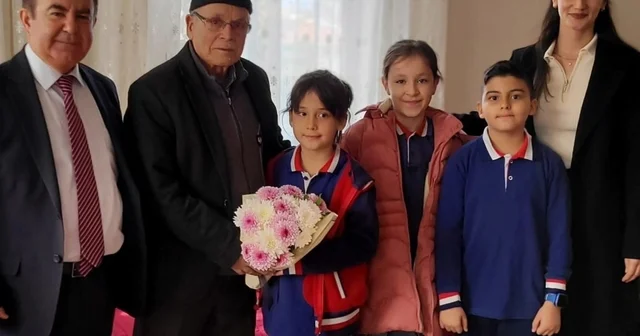 Altıntaş ta miniklerden emekli öğretmenlere anlamlı ziyaret Kütahya Haberleri