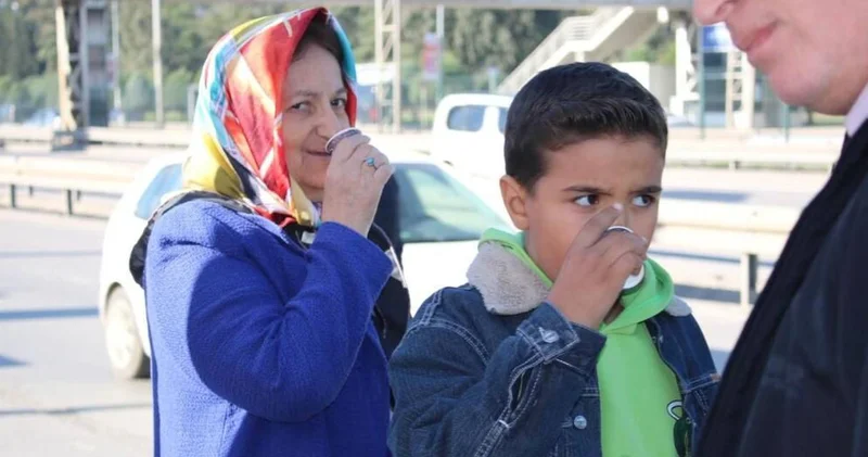 Yoldan geçene bedava dağıttılar: Herkes bardak bardak içti