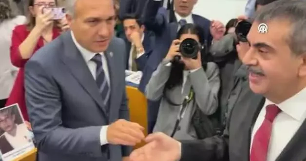 Bütçe Komisyonu nda Bakan Tekin in CHP li Ağbaba ya Bu karneden dolayı sana sıfır veriyorum sözleri herkesi güldürdü