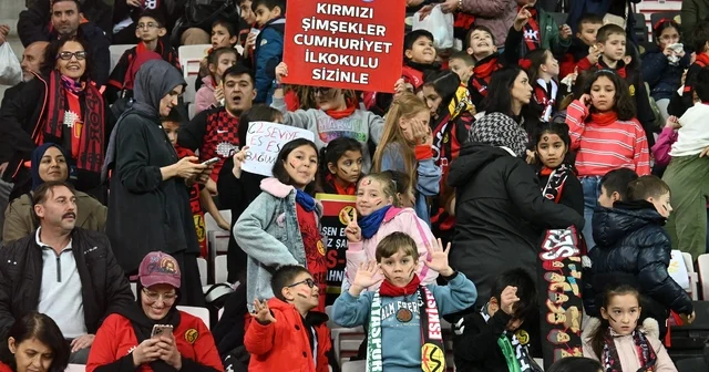 Minik taraftarlar Kucak Dolusu Hayaller ile tribünle buluştu Proje sayesinde bugüne kadar binden fazla çocuk, stadyum atmosferini yaşayarak takımlarına destek oldu Eskişehir Haberleri