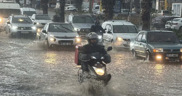 Bodrum da kuvvetli sağanak yaşamı olumsuz etkiledi, yollar göle döndü Muğla Haberleri