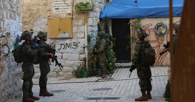İsrail ordusu Batı Şeria da işgal ettiği beldeden çekildi