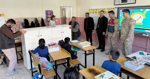 Öğretmen veli dayanışması Bay köyünde örnek oldu Hakkari Haberleri