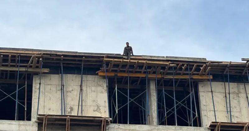 4 aydır maaş alamayan işçiler, çatıya çıktı: İçeride biriken para yaklaşık 3.5 milyon lira