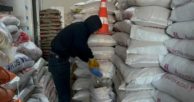 Ardahan da esnaf soğuk havada yiyecek bulamayan güvercinleri imece usulü besliyor Ardahan Haberleri