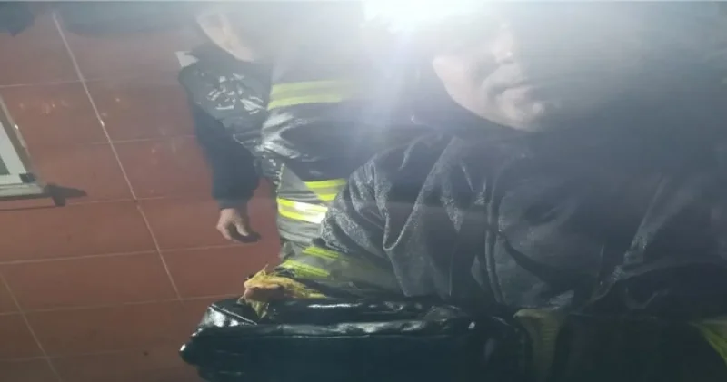 Yangında mahsur kalan papağan için itfaiye operasyonu