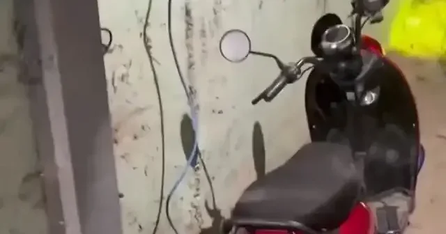 Pendik teki bir alt geçitte motosikletini kaçak kabloyla şarj eden kişi vatandaşa böyle yakalandı: Sanki hırsızlık yaptık VİDEO İZLE