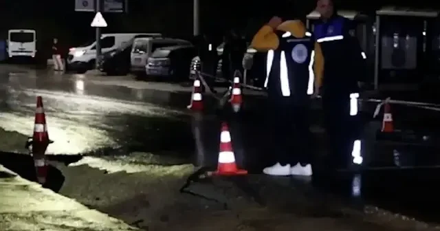 Bodrum’da içme suyu hattı patladı yol çöktü VİDEO İZLE