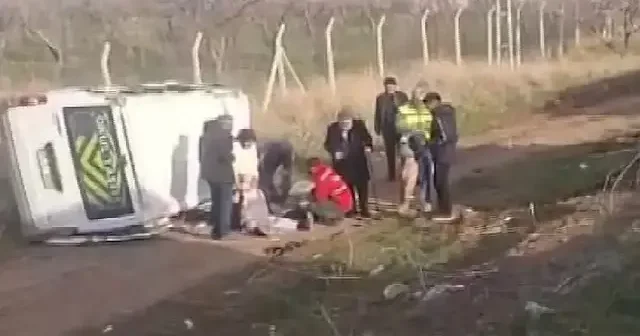 Diyarbakır da otomobil ile minibüs çarpıştı: 7 yaralı VİDEO İZLE