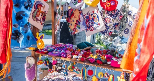 Kuşadası nda kurulan yılbaşı pazarı rengarenk görünümüyle ilgi odağı oldu Aydın Haberleri