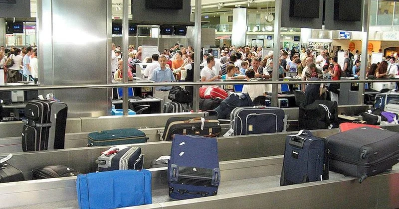 Dev havalimanının bagaj sistemi çöktü! Binlerce valiz teslim edilemedi Sözcü Gazetesi
