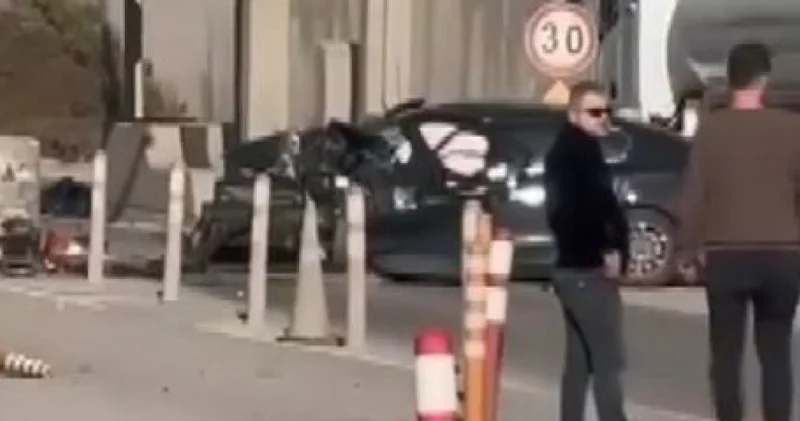 Son dakika: TEM de otomobil, gişenin beton bariyerine çarptı; anne ile oğlu öldü