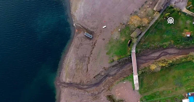 İstanbul un dibinde korkutan görüntü: Kayıklar karaya oturdu