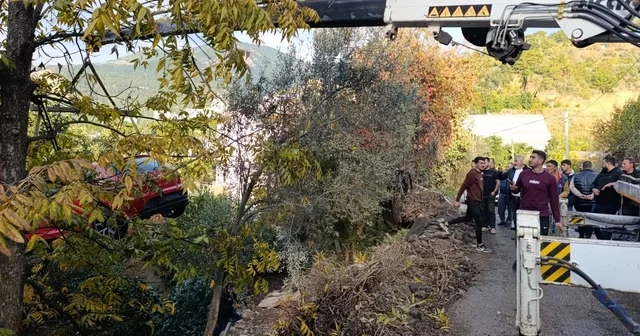 Patlayan su borusu yolda göçüğe neden oldu; taşan su ise otomobili bahçeye sürükledi Antalya Haberleri