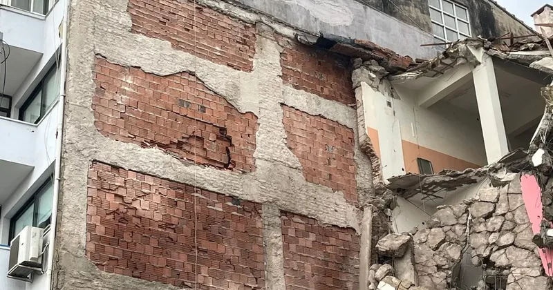 Balçova’da kentsel dönüşüm yıkımı: Komşu binada hasar oluştu