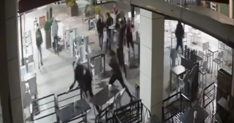 Baba oğul dehşet saçtı! 3 arkadaşı bıçak ve palayla yaraladı