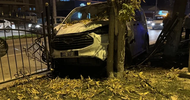 Kontrolden çıkan minibüs, refüjdeki ağaca çarparak durabildi Adıyaman Haberleri