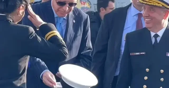 Cumhurbaşkanı Erdoğan minik denizcilere harçlık verdi VİDEO İZLE