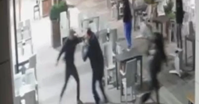 Bursa da baba oğuldan kan donduran saldırı... Kavgayı neden ayırmıyorsunuz diyerek palayla saldırdılar, 3 kişiyi yaraladılar Saldırganı sandalyeyle durdurdu, korku dolu anlar kameraya yansıdı Bursa Haberleri