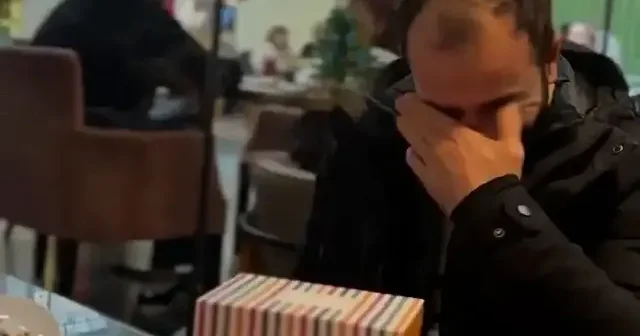 8 yıl sonra gelen mucizeyi eşine sürpriz yaparak açıkladı VİDEO İZLE