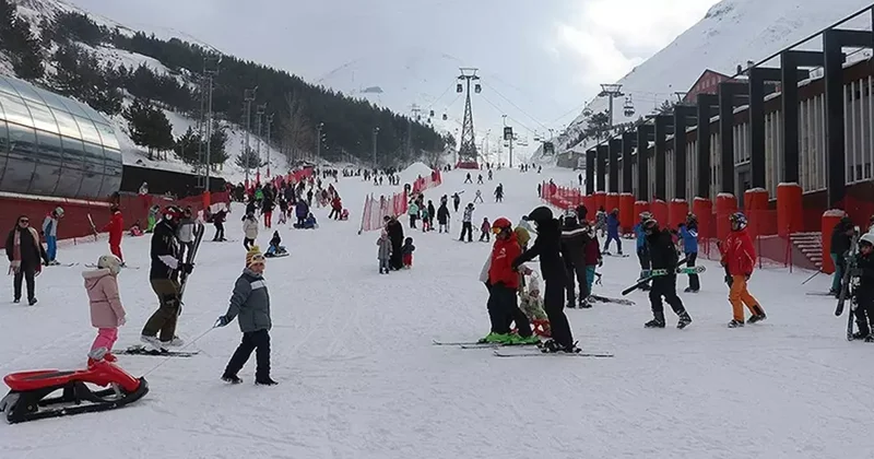 Palandöken Kayak Merkezi nde hafta sonu yoğunluğu yaşanıyor