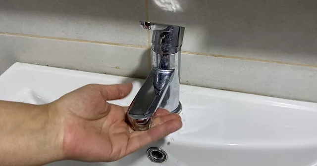 Eskişehir 1 gün boyunca susuz kaldı Arıza sebebiyle yaşanan su kesintisi vatandaşı mağdur etti Kadir İri: Şu anda perişan bir haldeyiz Ahmet Sallabaş: Taşıma suyla işlerimizi görmeye çalışıyoruz Eskişehir Haberleri